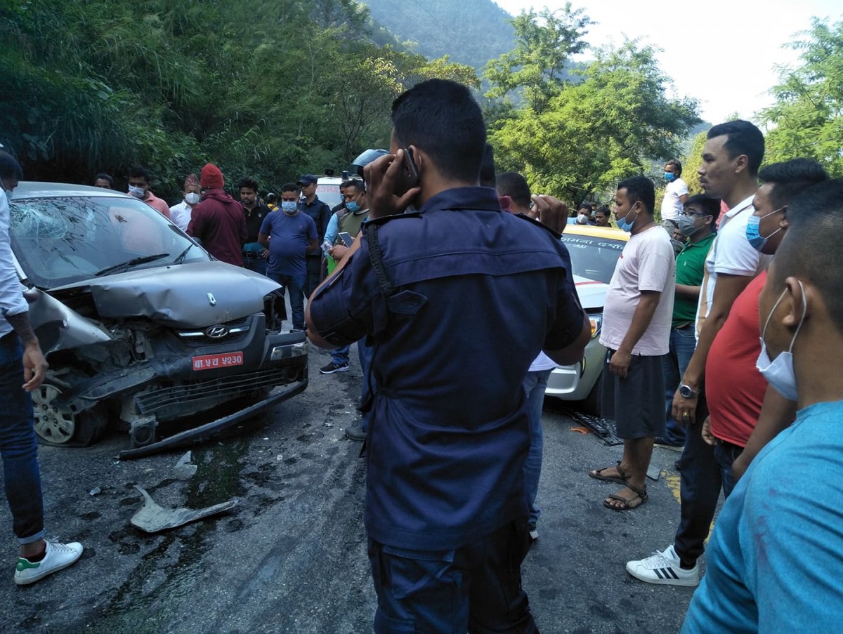 आँबुखैरेनीमा छुट्टा छुट्टै दुई सवारी दुर्घटनामा परि ५ जना घाइते
