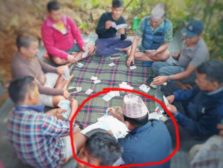गोरखा नगरपालिकाको एक वडा : जहाँ सेवा लिन कार्यालयमा होइन, तासको खालमै पुग्नुपर्छ जनता