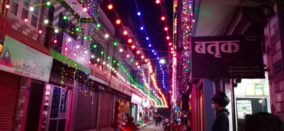 तनहुँको दमौलीमा घर घरबाट पैसा उठाएर बत्ती राख्दा टोलै झिलीमिली