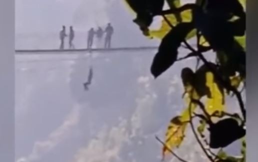 दाङमा टिकटक बनाउने क्रममा झोलुङ्गे पुलबाट खसेर घाइते भएका युवकको मृत्यु 