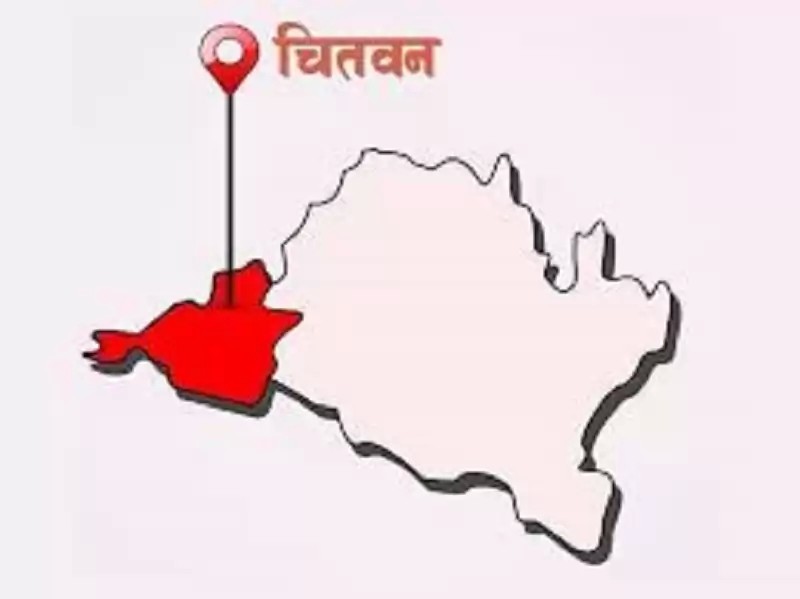 चितवनको माडीमा पहाड झरेर थुनिएको परुइ खोला खोलिने
