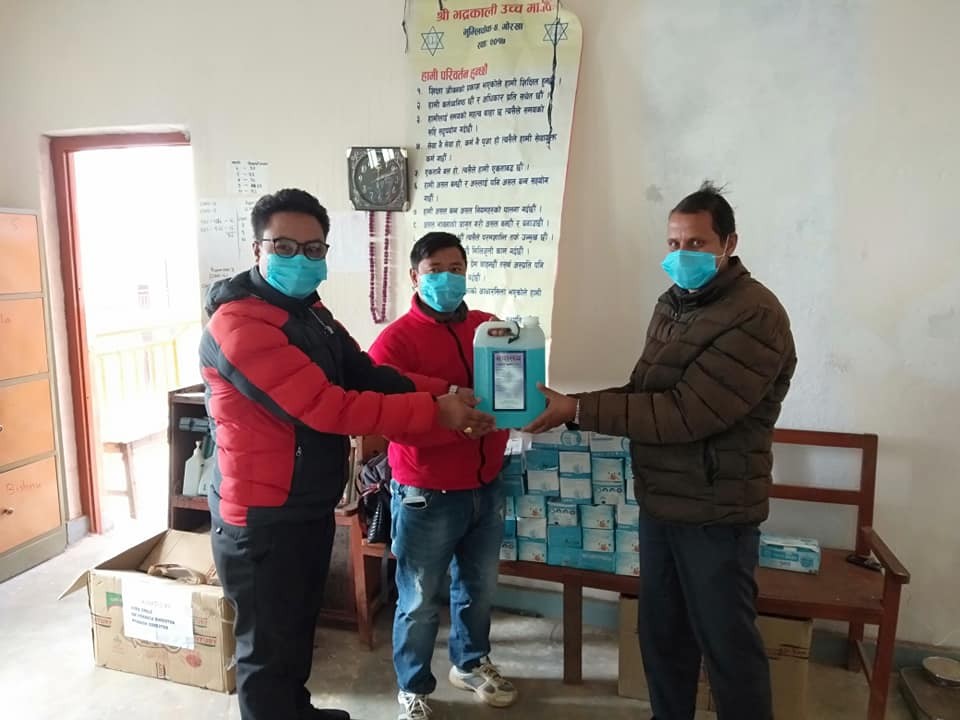 भुम्लिचोकको भद्रकाली माविलाई पूर्व विद्यार्थीहरुद्वारा स्वास्थ्य सामाग्री सहयोग