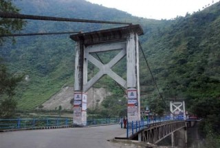 मुग्लिनको पुरानो पुलबाट आत्महत्या गर्न खोज्ने एक किशोरीको उद्धार 