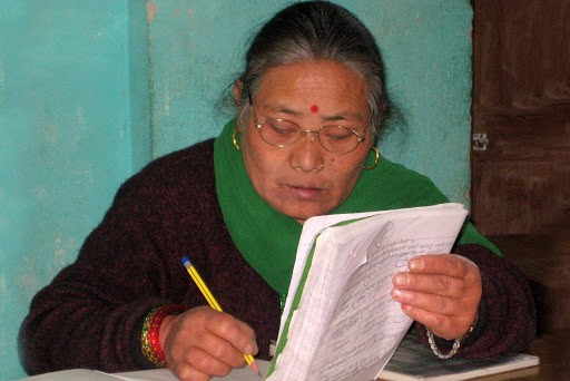 सानो छँदा पढ्न नपाएका दाङका ग्रामिण क्षेत्रका महिला अनौपचारिक प्रौढ विद्यालयमा पढ्दै 
