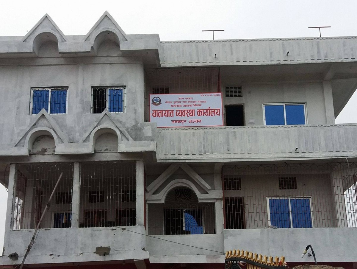 अख्तियारको टोलीले छापा मारेपछि जनकपुर यातायात कार्यालयद्वारा लाइसेन्स परीक्षा स्थगित 