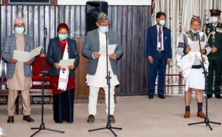सपथ ग्रहण कार्यक्रममा  मौलिक पहिरनमै देखिए आदिवासी जनजाति आयोगका अध्यक्ष मगर