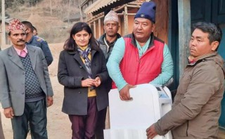 तनहुँका पूर्व सांसद किसानले श्वास प्रश्वासका बिरामीलाई ७० हजारको अक्सिजन मेसिन