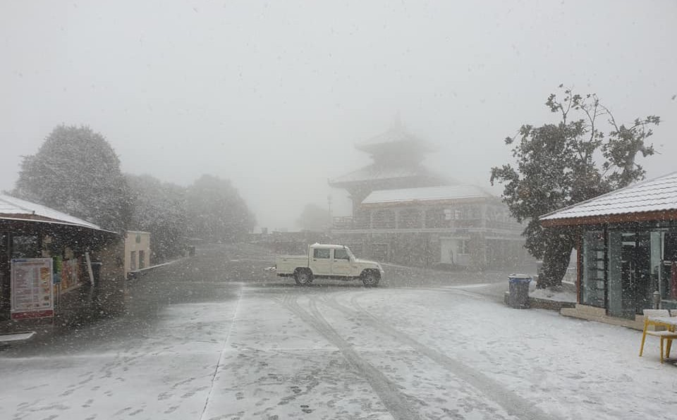 काठमाण्डौको फुलचोकी डाँडा र चन्द्रागिरीमा हिउँ पर्न थाल्यो