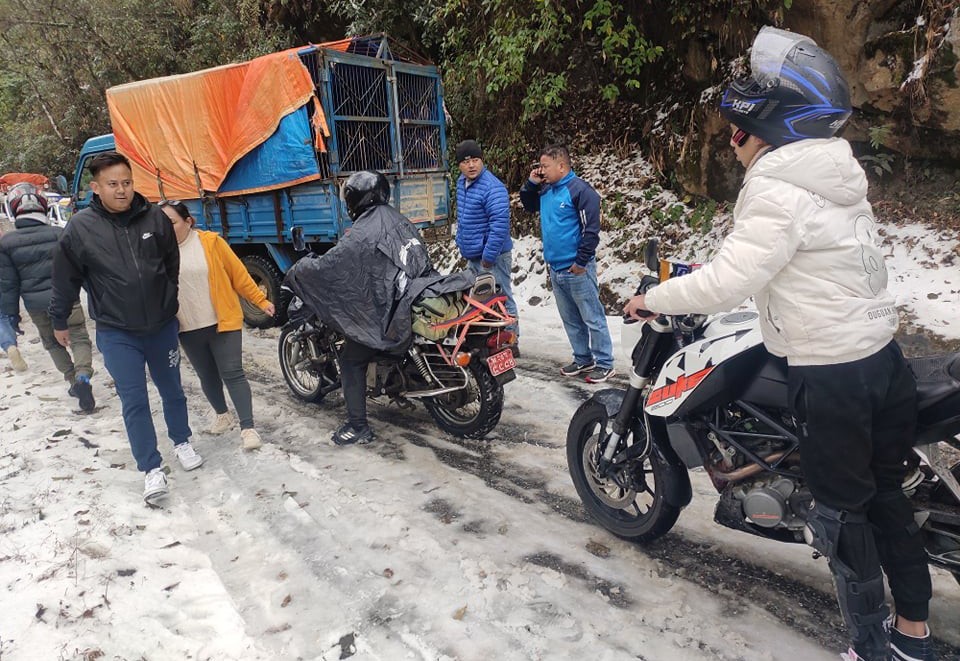 हिमपातका कारण त्रिभुवन राजपथको सिमभञ्ज्याङमा राजमार्ग अवरुद्ध (हेर्नुस् तस्विरहरु)