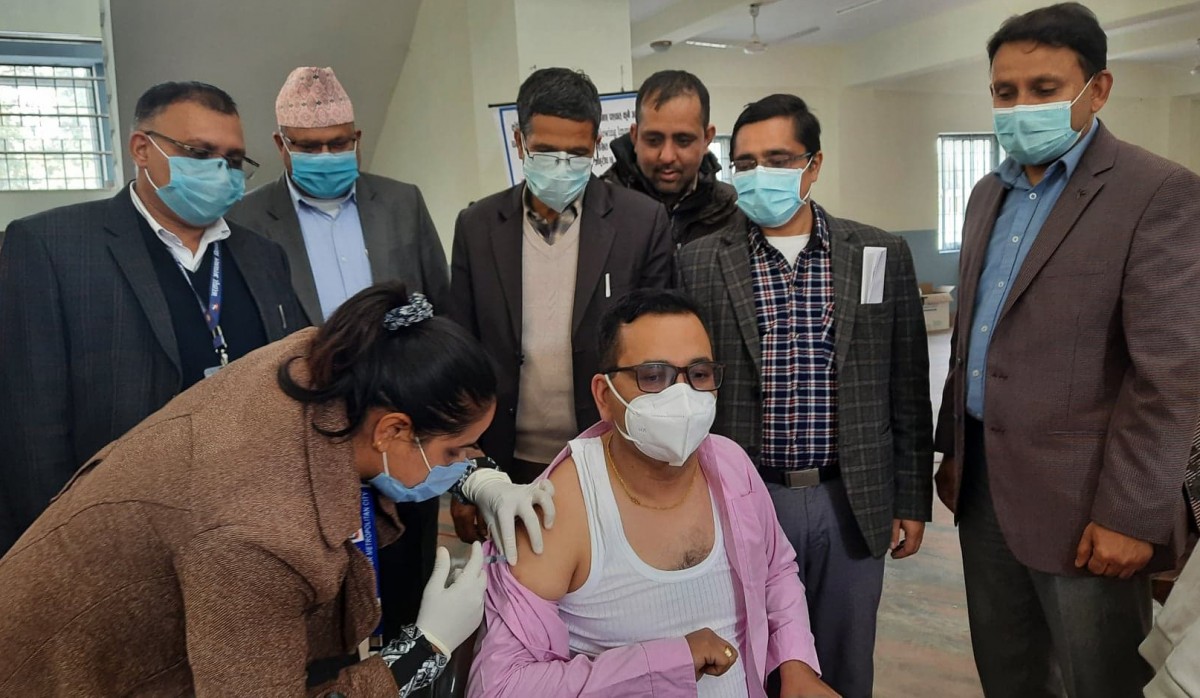 आजदेखि जनप्रतिनिधि, सरकारी कर्मचारी लगायतलाई कोरोना विरुद्धको खोप लगाइँदै 