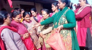 धादिङको थाक्रेमा एकल महिलालाई ‘रातो उपहार’