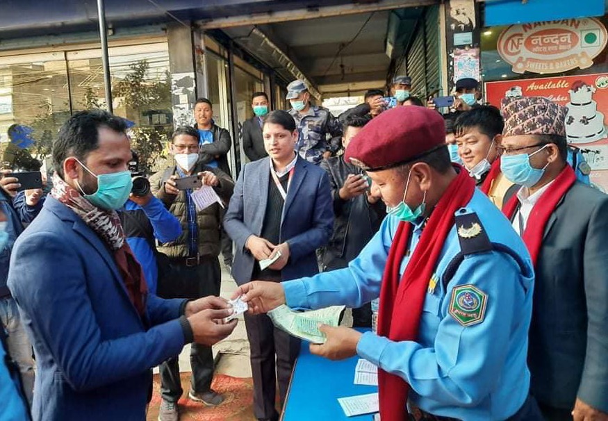 चितवनमा ट्राफिक जरीवाना अब बैंकिङ प्रणालीबाट तिर्न पाइने