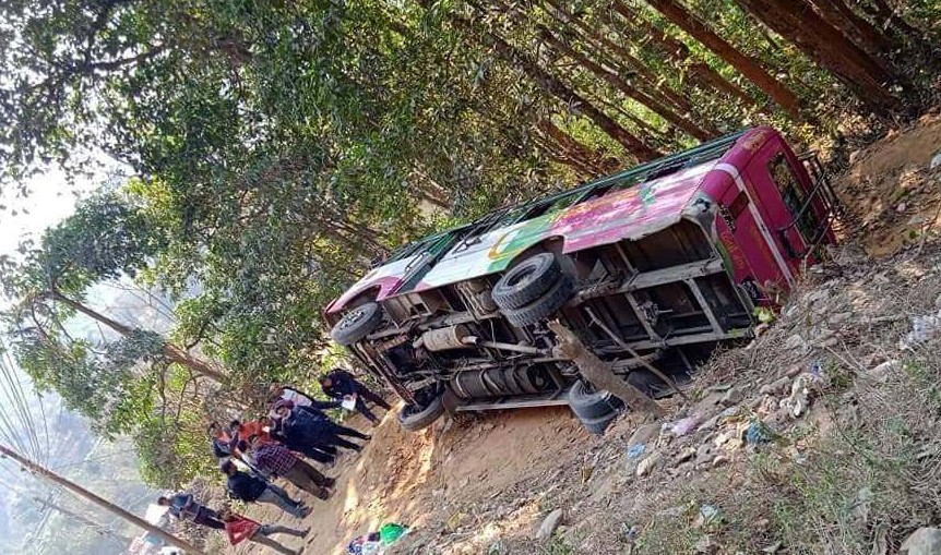 गोरखाको बाह्रकिलोमा रोकिराखेको बस आफै गुड्दा दुर्घटना, ७ जना घाईते