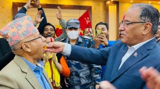 सर्वोच्चको फैसलापछि चितवनमा दाहाल–नेपालद्वारा एकअर्कालाई लड्डु खुवाएर खुशी साटासाट