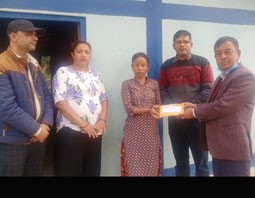 चितवनका पत्रकार अधिकारीद्धारा पुरस्कार रकम पीडित चेपाङ परिवारलाई हस्तान्तरण
