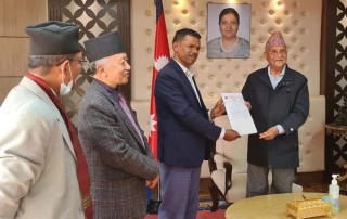 नेकपाको ओली पक्षले प्रमुख सचेतकबाट देव गुरुङलाई बर्खास्त ग¥यो, भट्टराईलाई नियुक्त