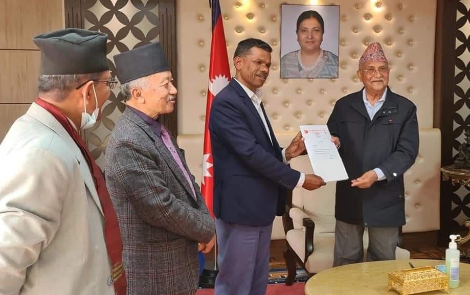 नेकपाको ओली पक्षले प्रमुख सचेतकबाट देव गुरुङलाई बर्खास्त ग¥यो, भट्टराईलाई नियुक्त