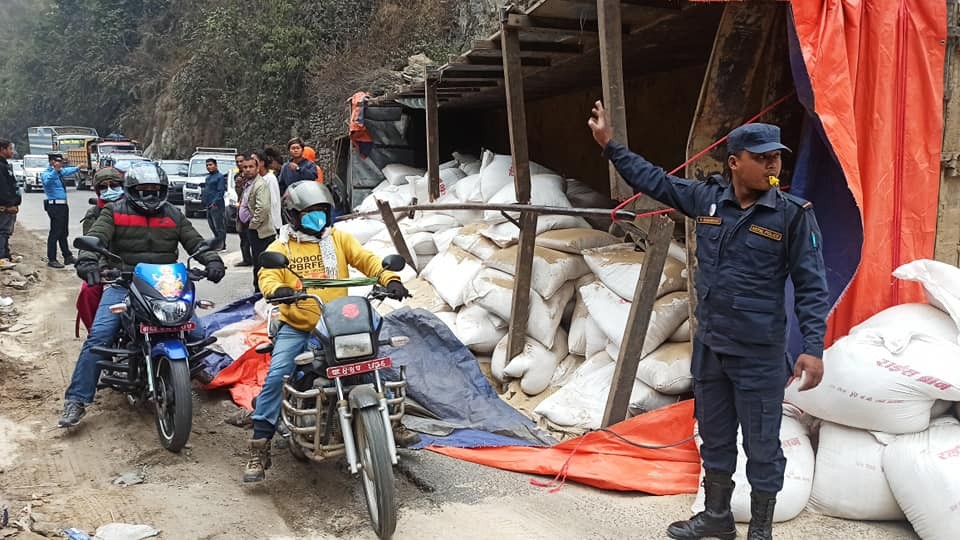 मुग्लिन–नौबिसे सडक खण्डको फिस्लिङमा ट्रक पल्टियो, राजमार्ग अवरुद्ध