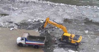 अनुमतिबीनै कैलालीमा अवैध उत्खनन् गर्ने ३ वटा मेशिन नियन्त्रणमा 