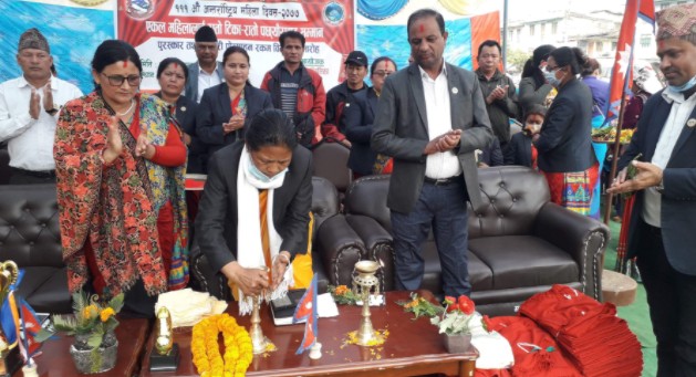 तनहुँको म्याग्दे गाउँपालिकाका एकल महिलालाई रातो टिका र पछ्यौरा