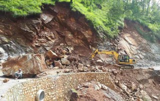 मध्यपहाडी लोकमार्गको तेह्रथुम खण्डमा सडक निर्माण मापदण्ड फेर्नुपर्ने स्थानीयको माग 