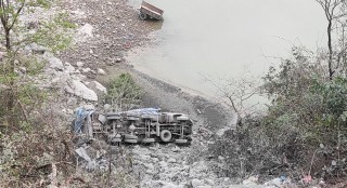 कुरिनघाट स्थित डहकी खोला पुल नजिकैबाट त्रिशुलीमा ट्रक खस्यो, २ जना घाईते