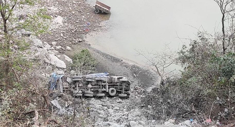 कुरिनघाट स्थित डहकी खोला पुल नजिकैबाट त्रिशुलीमा ट्रक खस्यो, २ जना घाईते