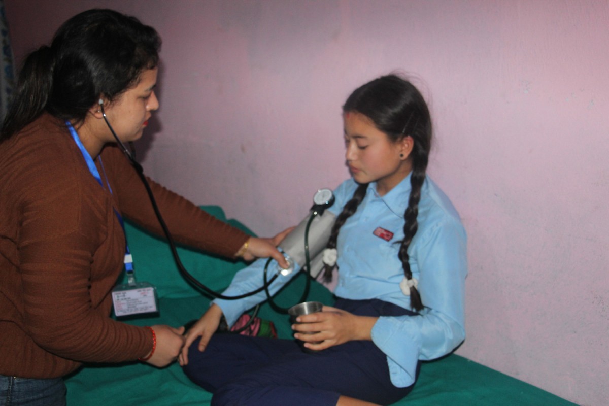 खाँडाचक्रमा विद्यालय नर्स कार्यक्रम प्रभावकारी बन्दै, विद्यार्थी बिरामी हुँदा विद्यालयमै प्राथमिक उपचार 