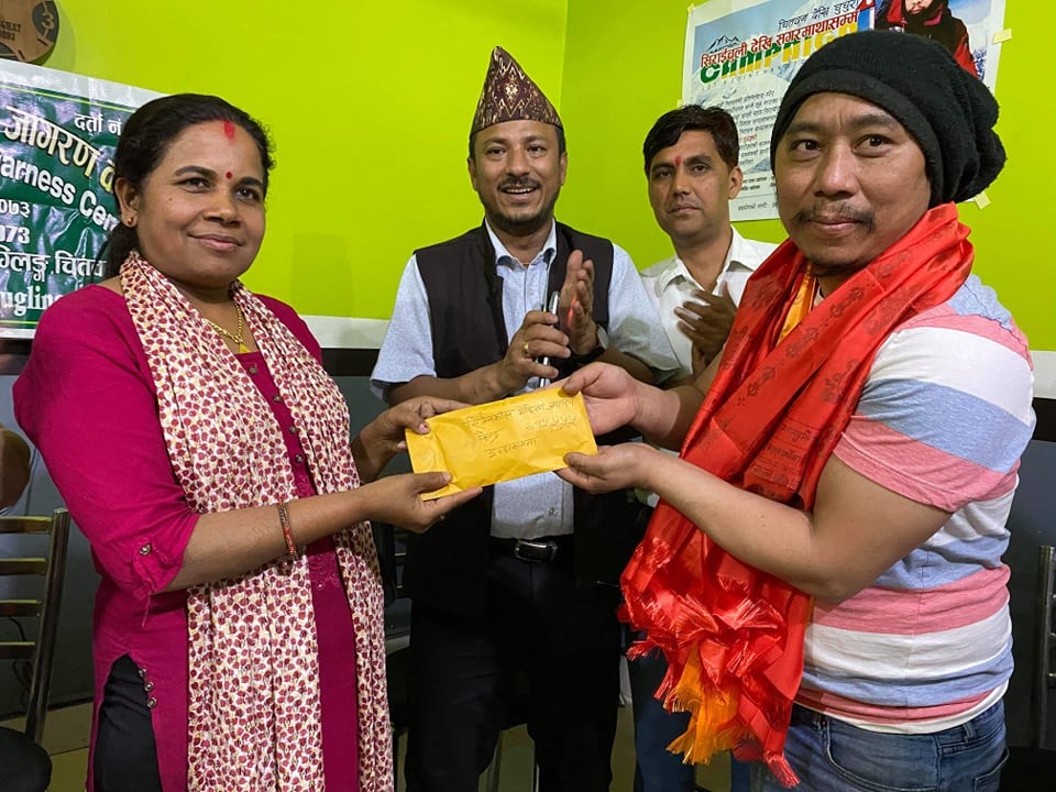सगरमाथा आरोहणका लागि सिर्जनशिल महिला जागरण केन्द्र मुग्लिनद्वारा १५ हजार भन्दा बढि नगद सहयोग