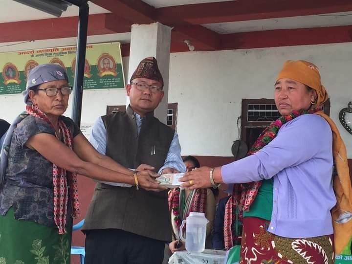 आदर्श छात्रबृती अक्षय कोषलाई एक लाख सहयोग