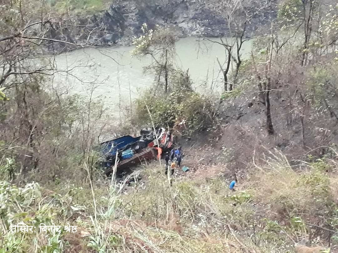 बुलेट मोटरसाइकल बोकेर काठमाडौ जाँदै गरेको भारतिय ट्रक केवलकार नजिकै घोप्टेभिरबाट त्रिशुलीमा खस्यो