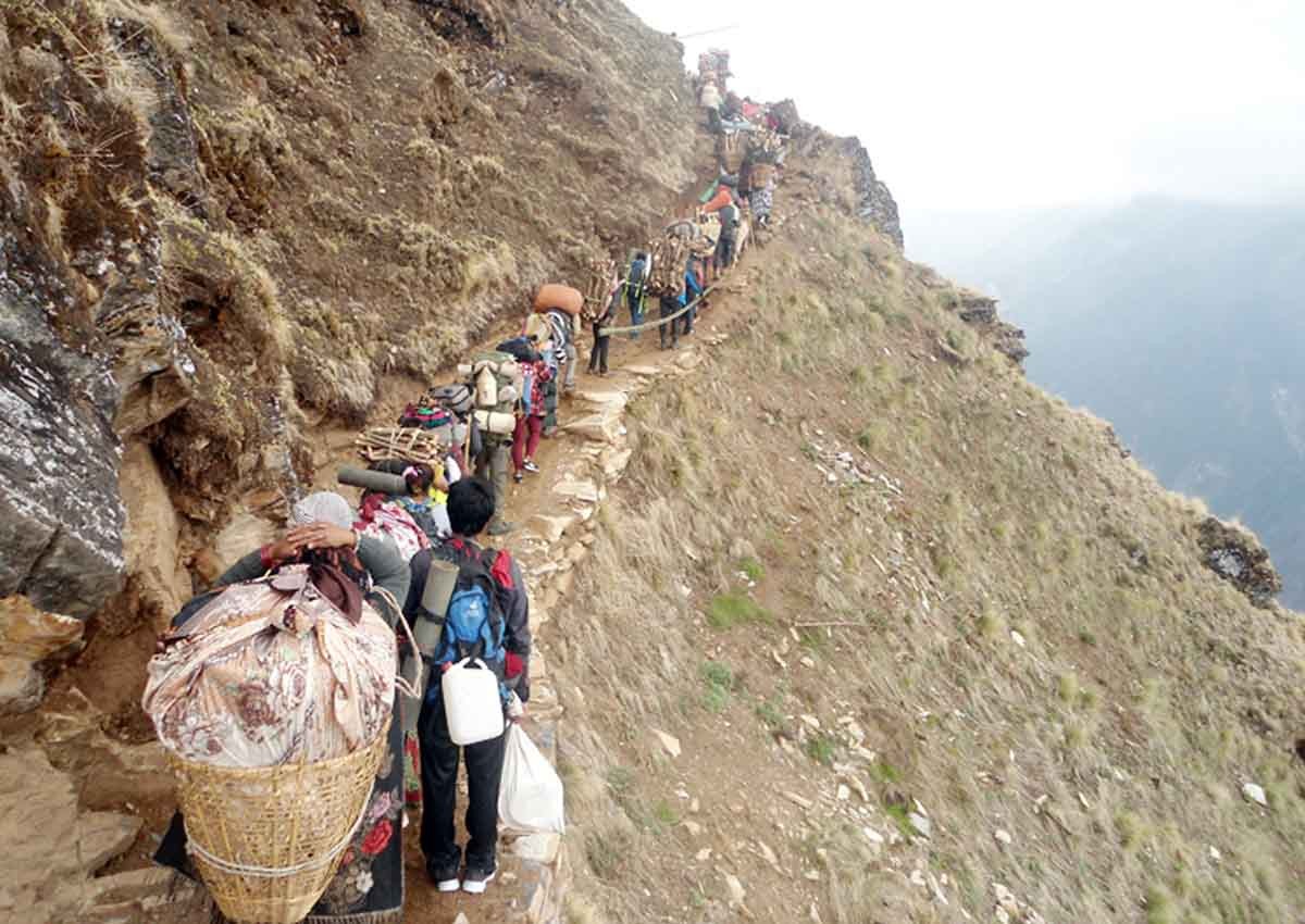 बझाङमा कोरोना महामारी बीच यार्सा सङ्कलन गर्न लेकतिर जानेको घुइँचो 