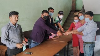 बेलडाँडाका विष्णुमाया विकको उपचारका लागि माओवादी केन्द्र र एमाले इच्छाकामनाद्वारा आर्थिक सहयोग प्रदान