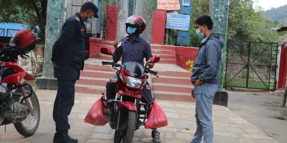 देवघाटको मुख्य प्रवेश नाकाहरुमा थप कडाई गरिदै, गाउँपालिका अध्यक्ष थापा पुगे हेल्प डेक्समा
