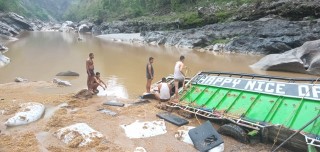 मुग्लिन–आँबुखैरेनी सडकखण्डको पावरहाउस नजिकैबाट मस्र्याङ्दीमा ट्रक खस्यो, २ जनाको मृत्यु