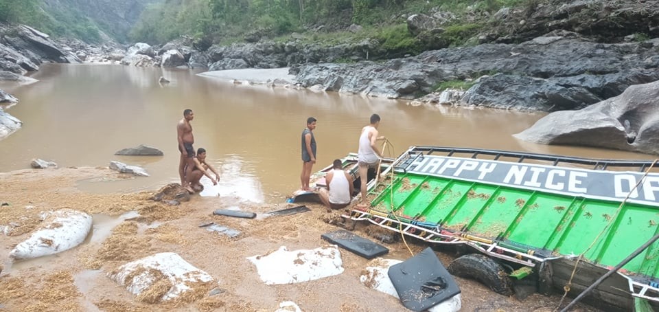 मुग्लिन–आँबुखैरेनी सडकखण्डको पावरहाउस नजिकैबाट मस्र्याङ्दीमा ट्रक खस्यो, २ जनाको मृत्यु