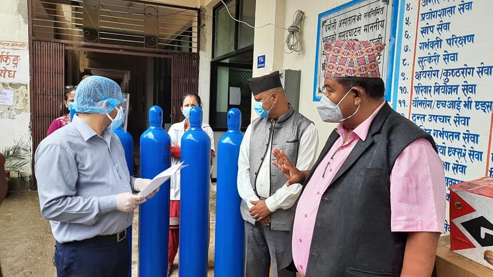 सासंद ’किसान’द्वारा जिल्लाका विभिन्न अस्पताललाई अक्सिजन सिलिण्डर हस्तान्तरण