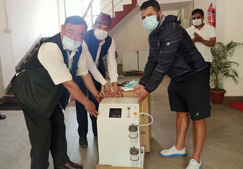 करुणा फाउण्डेशनद्वारा आँबुखैरेनी गाउँपालिकालाई २ थान अक्सिजन मेसिन सहयोग 