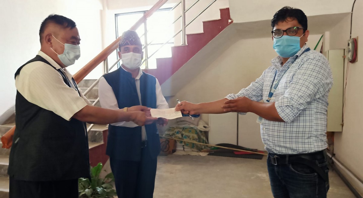 छिमेक लघुवित्तद्वारा आँबुखैरेनी गाउँपालिकालाई ३० हजार सहयोग