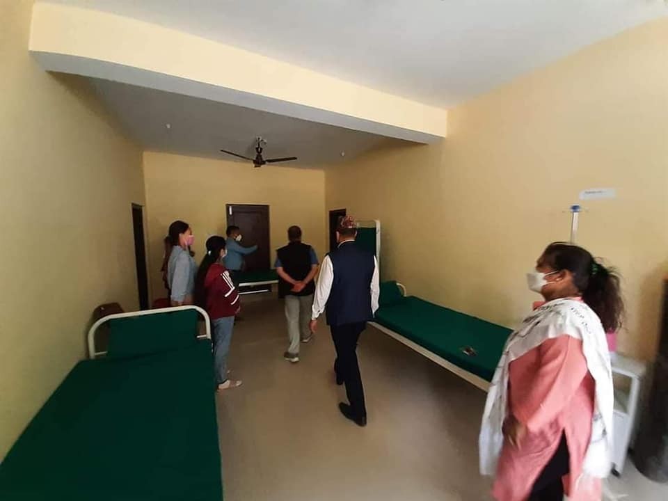 तनहुँका प्रजिअ आचार्यद्वारा आँबुखैरेनी गाउँपालिकाद्वारा संचालित आइसोलेशन कक्षको अनुगमन 