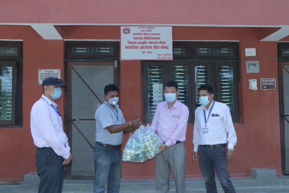 तनहुँको देवघाट गाउँपालिकालाई जिल्ला आयुर्वेद स्वास्थ्य केन्द्र तनहुँद्वारा आयुर्वेदिक औषधीहरू हस्तान्तरण