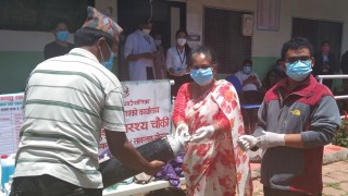 ताक्लुड़ कोभिड राहात कार्यक्रमद्वारा ताक्लुङमा करिब डेढ लाखको स्वास्थ्य सामाग्री सहयोग