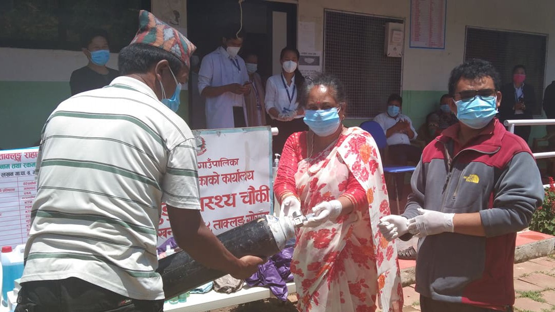 ताक्लुड़ कोभिड राहात कार्यक्रमद्वारा ताक्लुङमा करिब डेढ लाखको स्वास्थ्य सामाग्री सहयोग