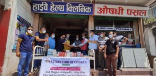 मुग्लिङ हाईवे हस्पिटललाई रोटरी क्लब चितवनद्धारा स्वास्थ्य समाग्री सहयोग