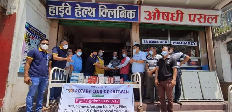 मुग्लिङ हाईवे हस्पिटललाई रोटरी क्लब चितवनद्धारा स्वास्थ्य समाग्री सहयोग