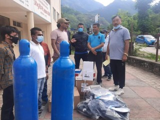 आँबुखैरेनीका वडा सदस्य केसीको पहलमा गाउँपालिकालाई स्वास्थ्य सामाग्री हस्तान्तरण