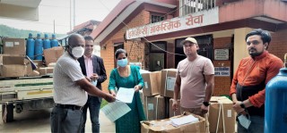 युवा समिती तनहुँद्वारा स्वास्थ्य समाग्री हस्तान्तरण