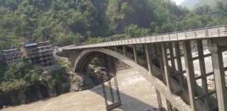निरन्तरको वर्षासंगै मुग्लिनमा अवस्थित नेपालकै नमुना आर्कब्रिज जोखिममा