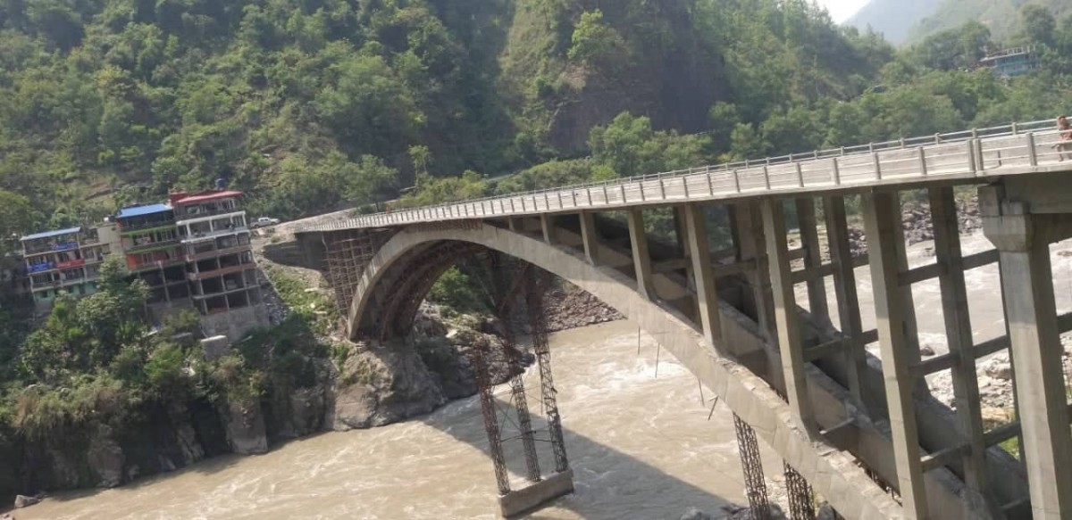 निरन्तरको वर्षासंगै मुग्लिनमा अवस्थित नेपालकै नमुना आर्कब्रिज जोखिममा