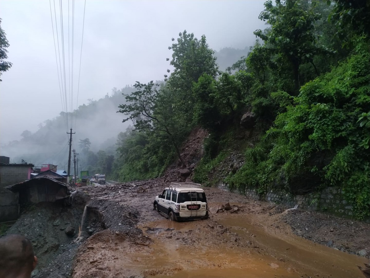चारकिलो डाडा र पाँचकिलोमा लेदो सहितको पहिरो आएपछि मुग्लिन–नारायणगढ सडक अवरुद्ध, एउटा स्कोरपियो पहिरो पर्‍यो